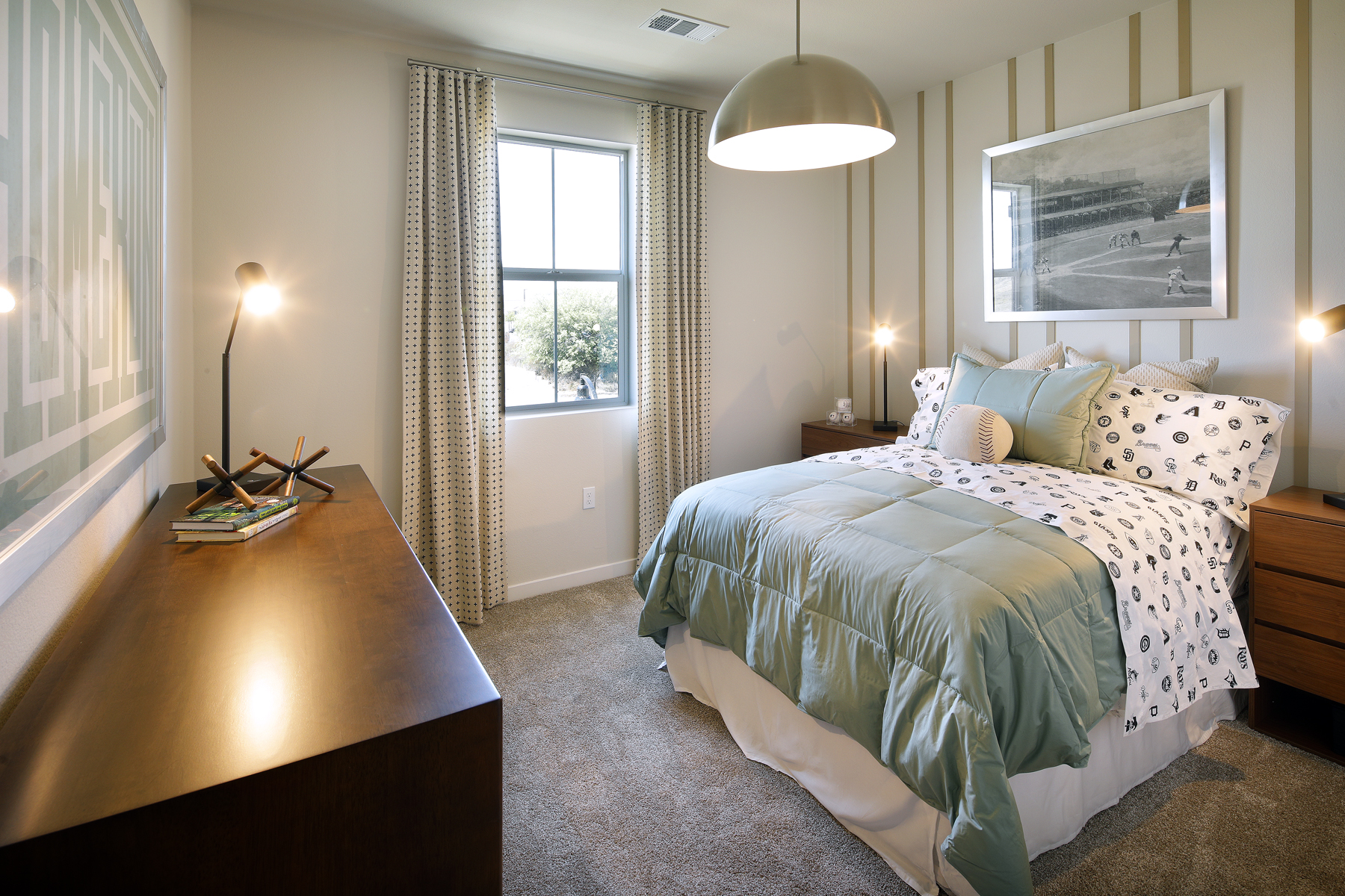 A bedroom with a bed and a desk.