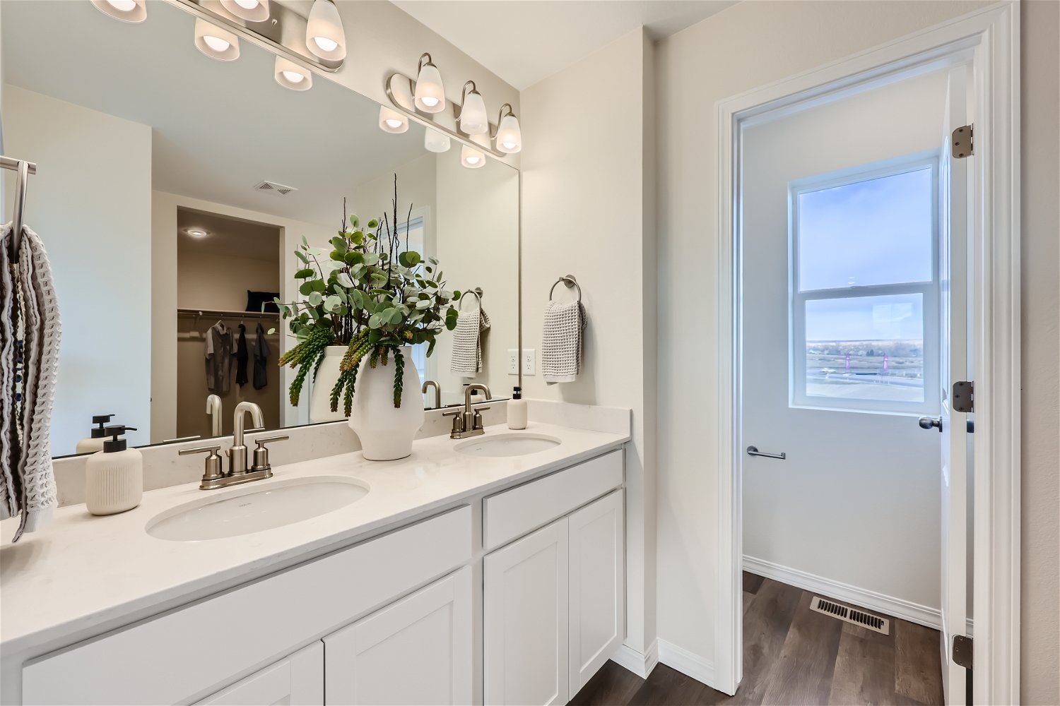 A bathroom with a sink and a mirror.