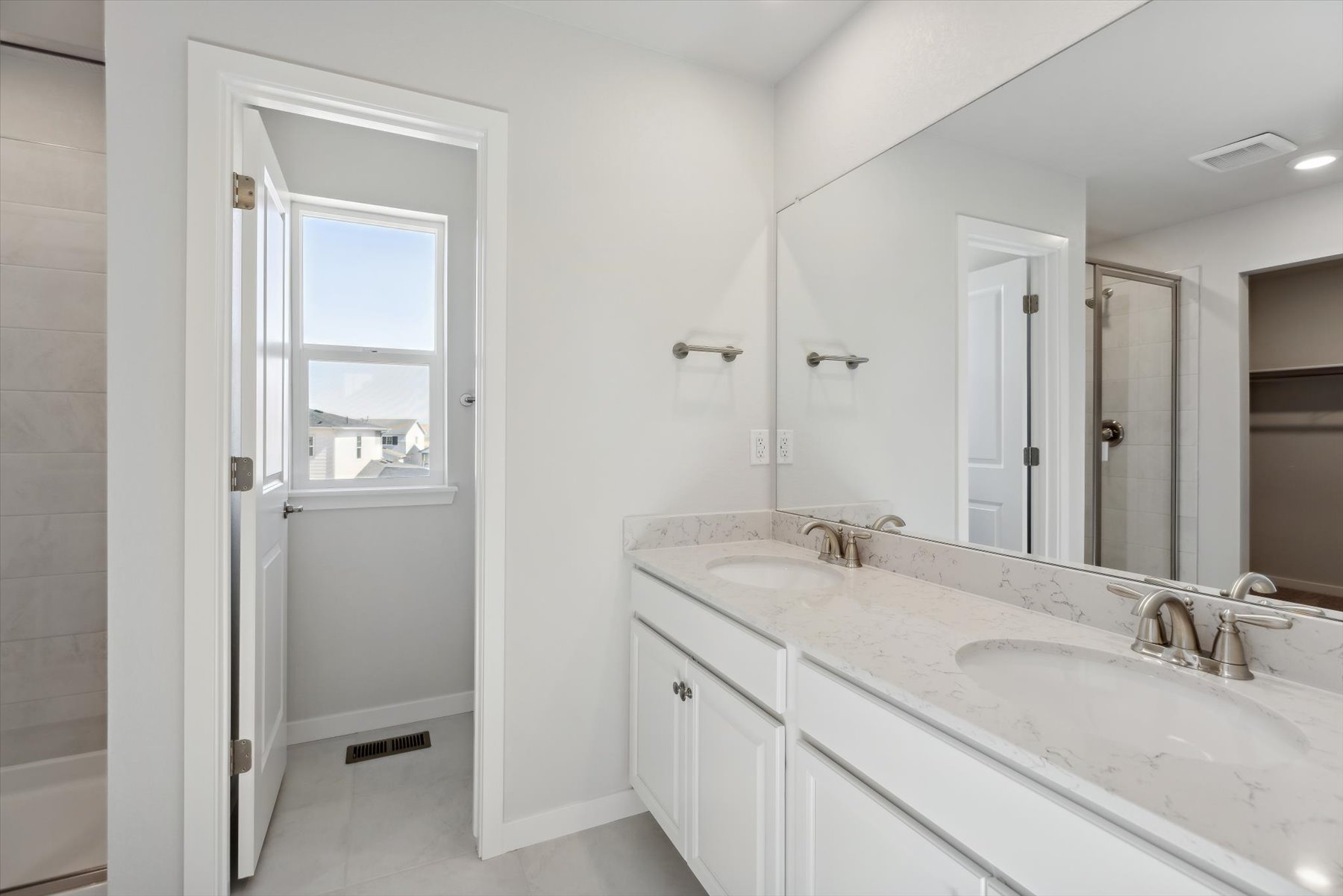 A bathroom with a sink and a mirror.